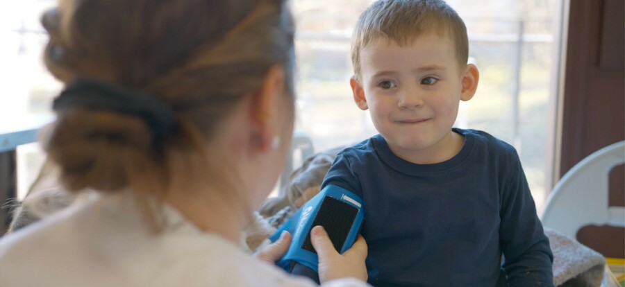 Blutdruckmessen bei einem Kind