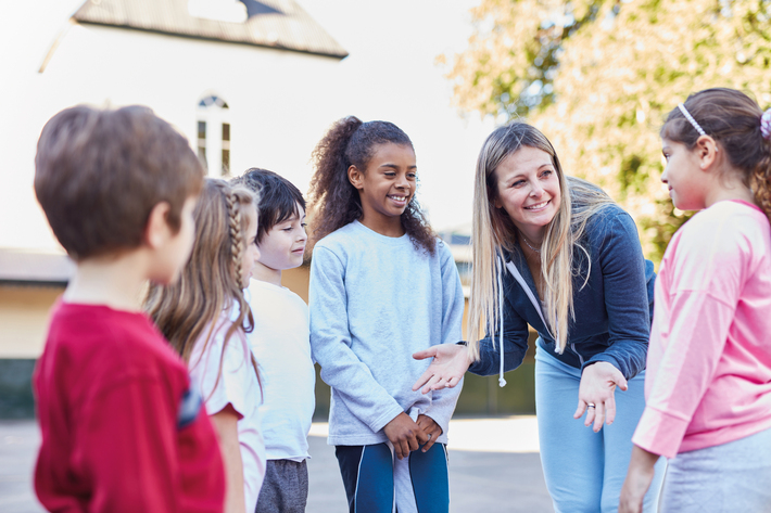 Erzieherin mit Kindern und Jugendlichen 