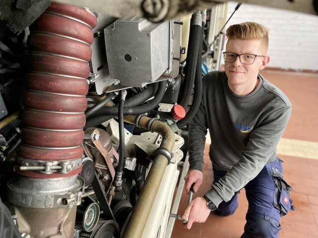 Auszubildender KFZ-Mechatroniker