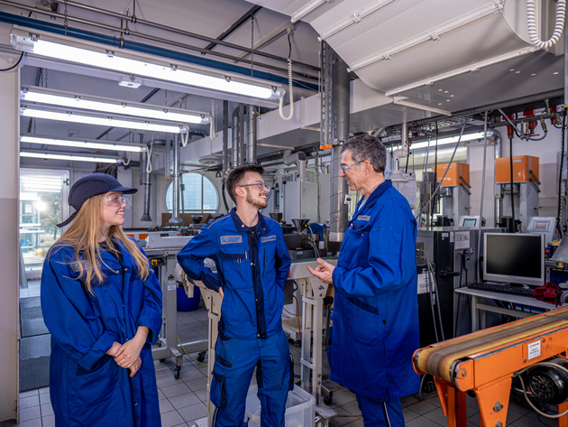 3 Personen in Produktionsabteilung