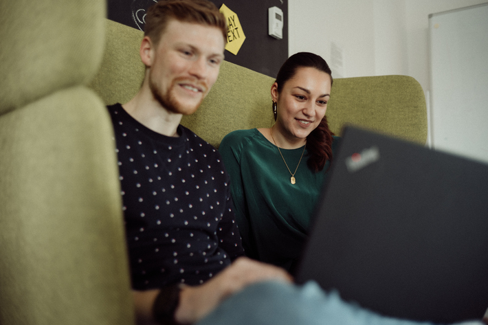 Zwei Werkstudenten während der Arbeit